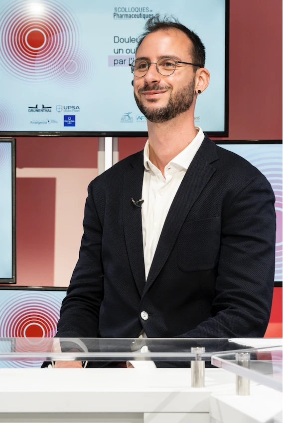 Nicolas Naïditch sur le plateau du colloque Douleur des Colloques de Pharmaceutiques, 2023