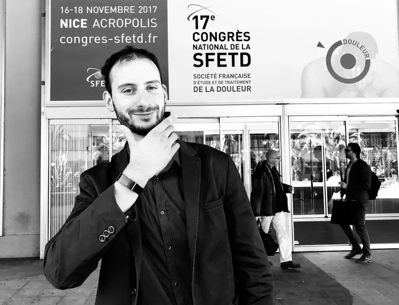 Nicolas Naïditch devant l'entrée du 17e congrès de la Société française d'étude et de traitement de la douleur, à Nice