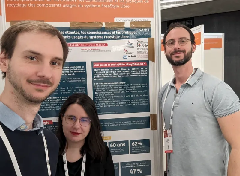 Nicolas Naïditch et deux collègues devant un poster du Diabète LAB sur le recyclage des capteurs FreeStyle Libre