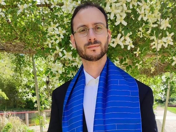 Nicolas Naïditch, docteur en sociologie, avec l'écharpe de la thèse